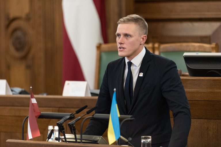 Путь к отсталости! Домбраву раскритиковали за намерение ужесточить жизнь граждан ЕС в Латвии