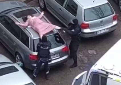 Новый год. Начало — в Плявниеки женщина в платье забралась на крышу машины, ее снимала полиция