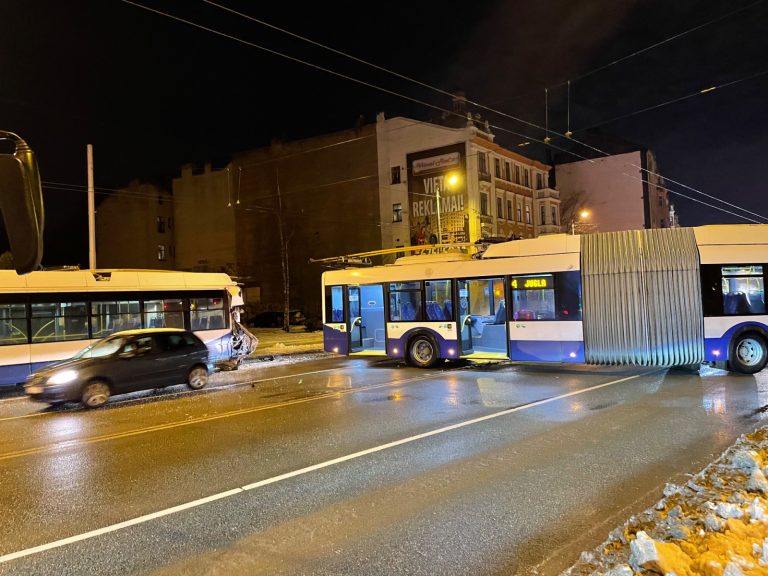 Во вчерашней аварии двух троллейбусов в Риге пострадали два человека