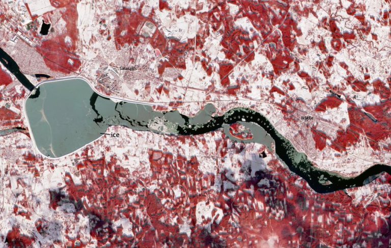 Риски наводнения высоки — замерзшее Рижское водохранилище засняли из космоса