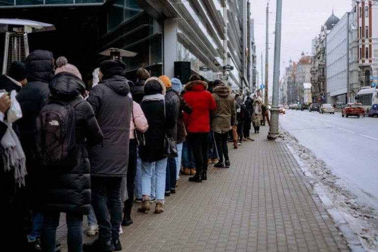 «Нет, это не очередь в УДГМ… И никто не жалуется»: посетители «оккупировали» новый магазин мобильной техники в Риге