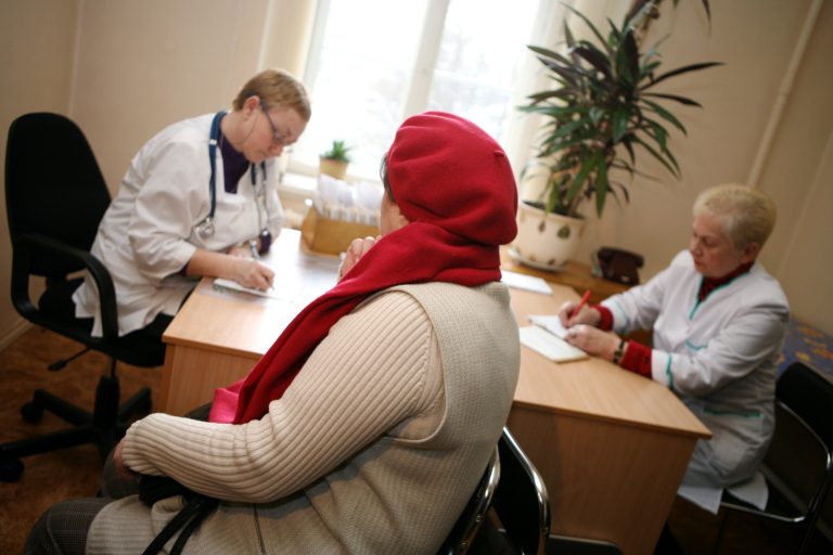 «Издержки растут, а компенсаций нет»: сельские семейные врачи грозят акциями протеста