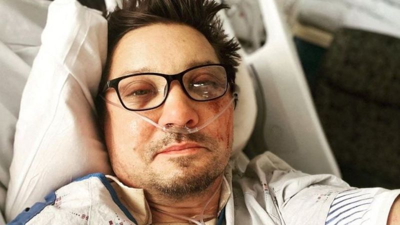 Более 30 переломов — результат аварии актера Джереми Реннер со снегоочистителем