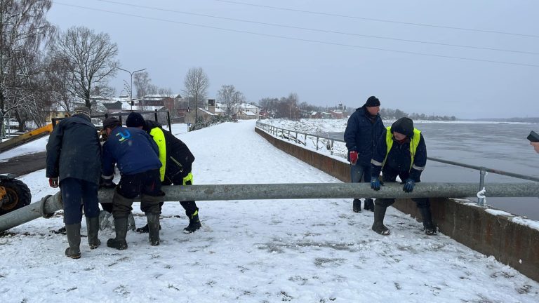 В Екабпилсе продолжают откачивать воду