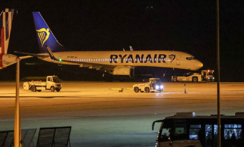 Самолет Ryanair сел в Афинах после сообщения о бомбе. Оно оказалось ложным