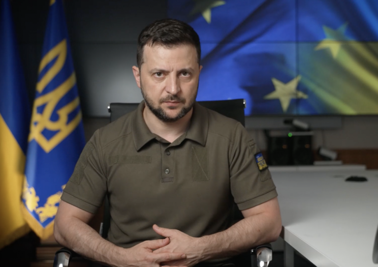 После коррупционного скандала Зеленский уволил четырех высокопоставленных чиновников
