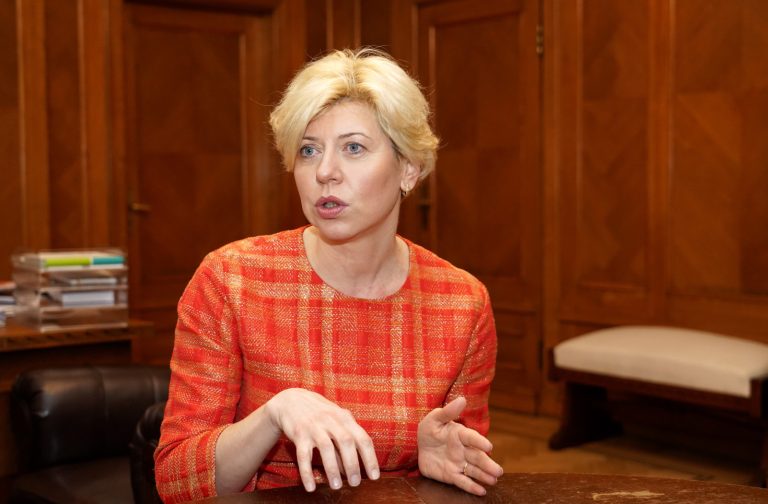 Министр образования: учителей не хватает, без повышения зарплат не обойтись