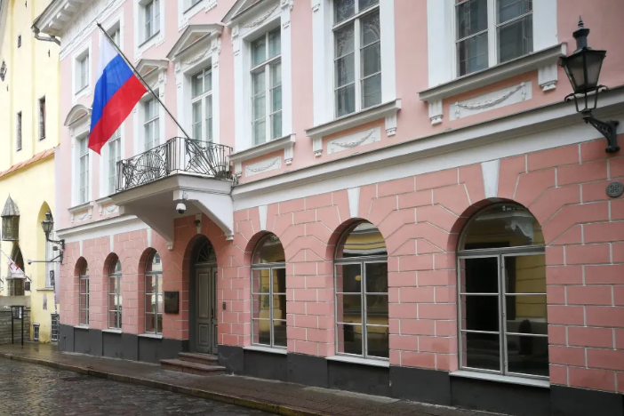 Эстония не станет закрывать посольство России
