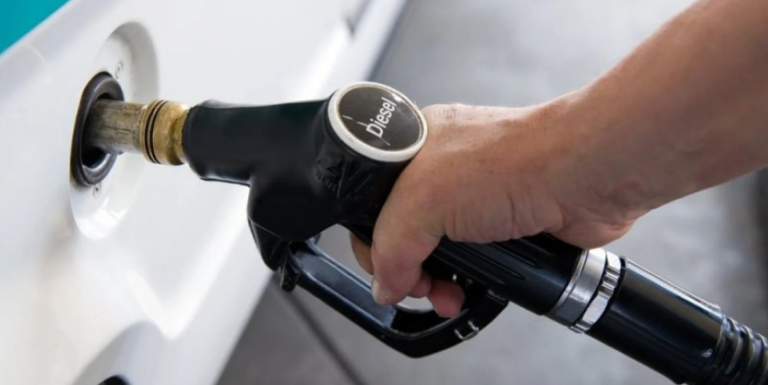 В феврале вступит запрет на нефтепродукты из России. Что будет с ценами на дизтопливо в Латвии?