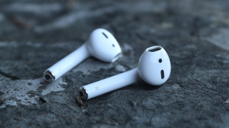 Apple выпустит дешевые наушники AirPods Lite