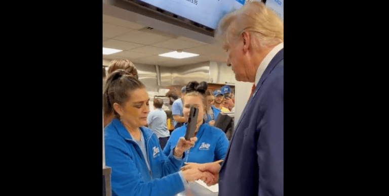 Видео молитвы за Трампа в американской закусочной набрало почти 4 млн просмотров