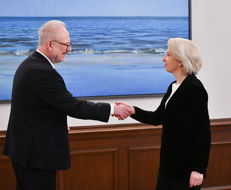 Президент призвал срочно принять закон об обязательной службе в армии