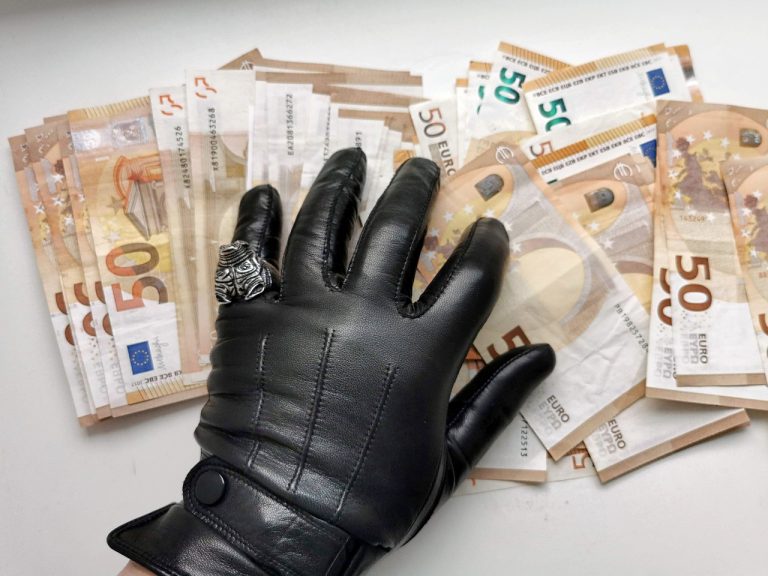 Латвия недостаточно борется с коррупцией — опубликован новый отчет Transparency International