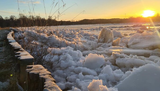 Уровень воды на Гауе упал - лед сдвинулся к морю