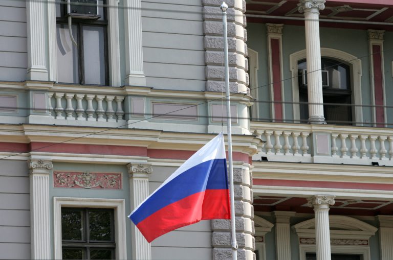 Посольство России в Латвии получило подозрительную посылку. На место прибыли ГПСС и Госполиция