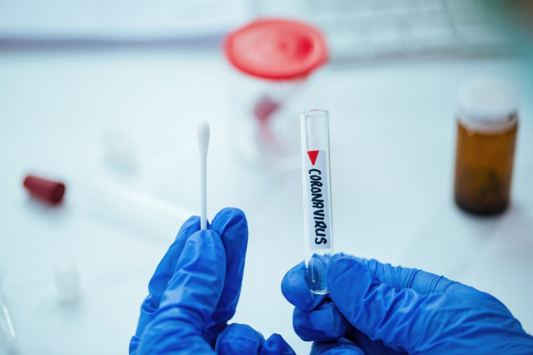 Германия вводит обязательные тесты на COVID-19 для путешественников из Китая