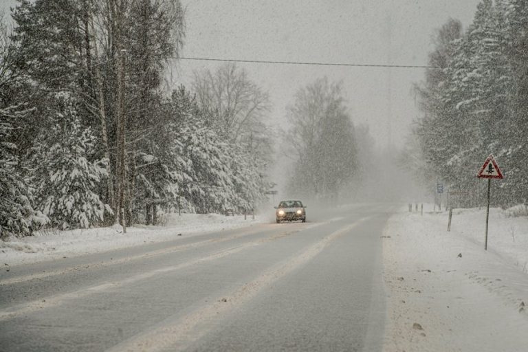 Из-за сильного снегопада осложнено передвижение по всей Латвии
