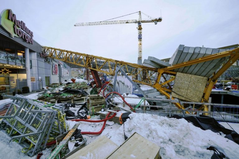 В Норвегии порыв ветра повалил строительный кран на крышу торгового центра