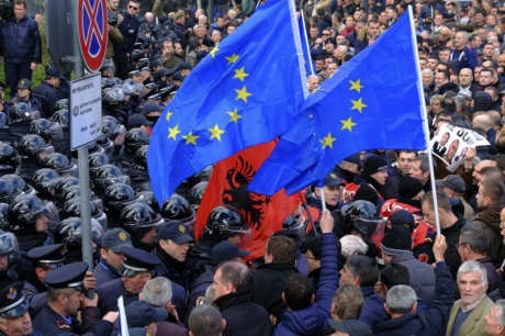 В Албании протестанты попытались захватить парламент