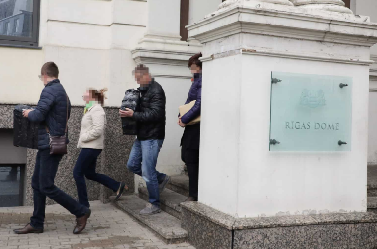 Восемь человек ответят перед судом за фиктивное трудоустройство в Рижском бюро туризма