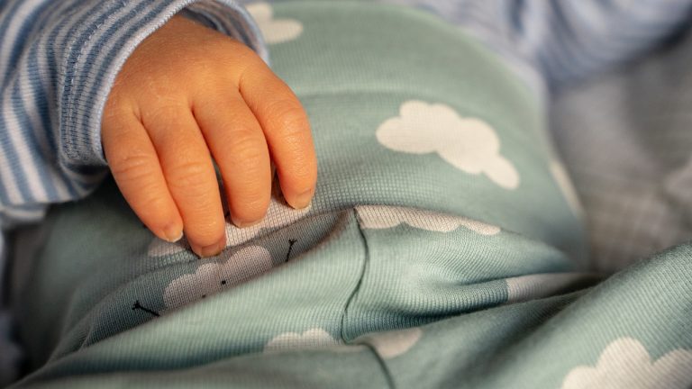 Самый низкий показатель за 100 лет: в Латвии на 10,8% сократилось число новорожденных