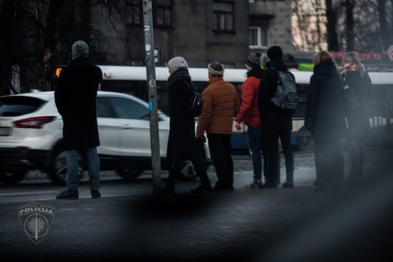 Volkswagen Caddy в Риге наехал на пешехода и скрылся. Полиция просит отозваться очевидцев