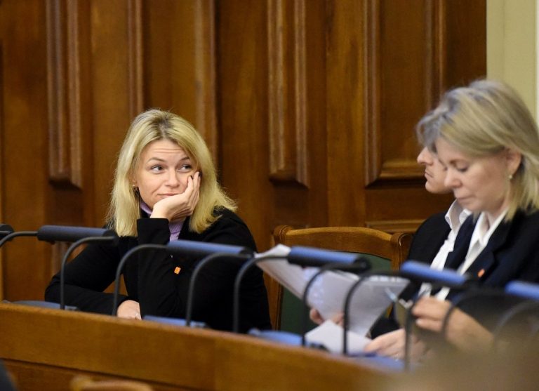 Депутата Гревцову  могут исключить из шести заседаний Сейма за нарушение этики