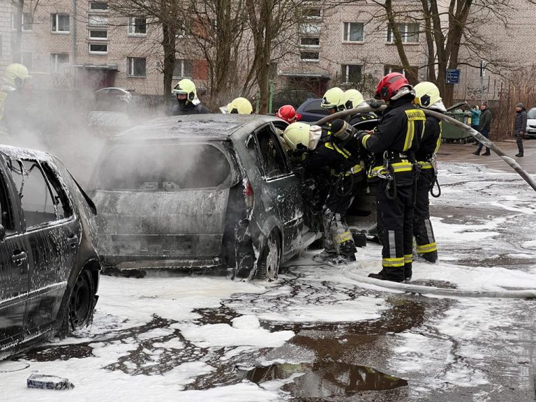 В Риге загорелась машина, пламя перекинулось на соседние два автомобиля