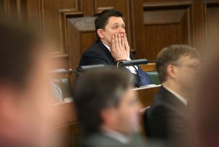 Экс-депутат Кайминьш приговорен к 280 часам общественных работ за подделку документов