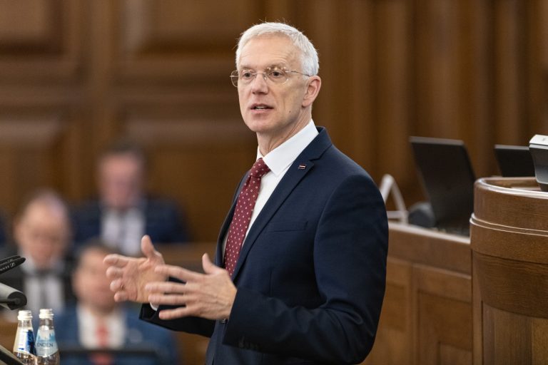 Кариньш предлагает равняться на Эстонию: там школ меньше, а зарплаты учителей больше