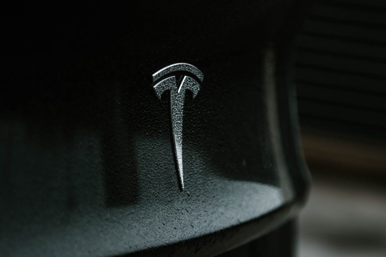 Tesla обвиняют в увольнениях за членство в профсоюзах — ВВС