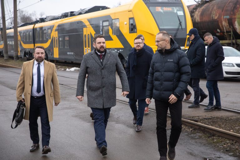 Новые электропоезда начнут перевозить пассажиров уже этим летом. Витенбергс проследит за этим лично