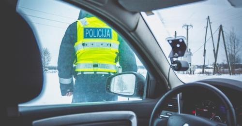 У полицейского за пьяную езду конфискуют автомобиль - на выдохе 2,4 промилле