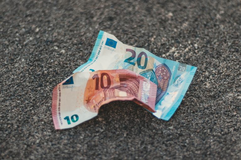 В Испании движение по автостраде остановилось из-за рассыпанных на дороге евро
