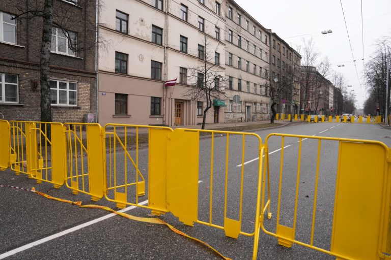 В Риге у домов с трещинами сможет проезжать только общественный транспорт