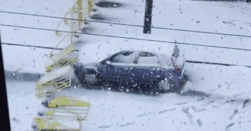 Барьеры у аварийного дома на Валдемара упали на припаркованную машину. Кто оплатит ущерб?