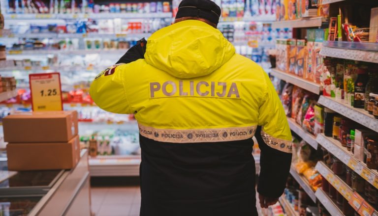За серию краж из магазинов в Риге задержана группа из четырех человек