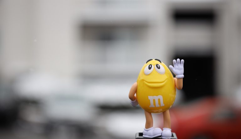 В США женщину похоронили в гробу в виде конфеты M&M’s
