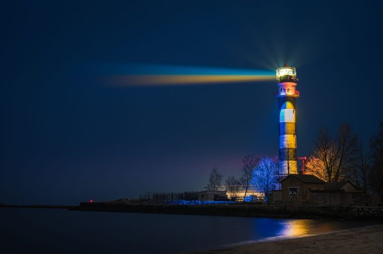 Маяки в портах Латвии подсветят в цвета украинского флага