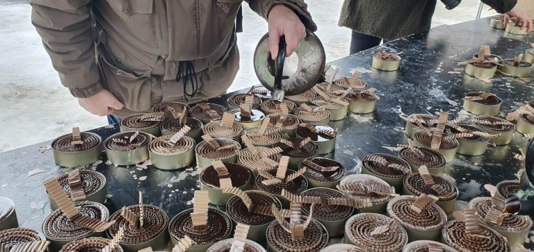 У Дома конгрессов проходит мастер-класс по изготовлению свечей