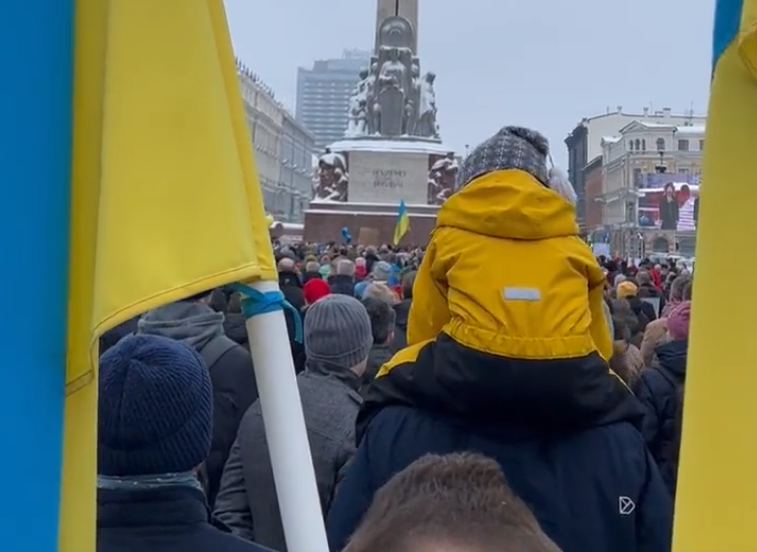 У памятника Свободы собрались тысячи людей выразить поддержку Украине