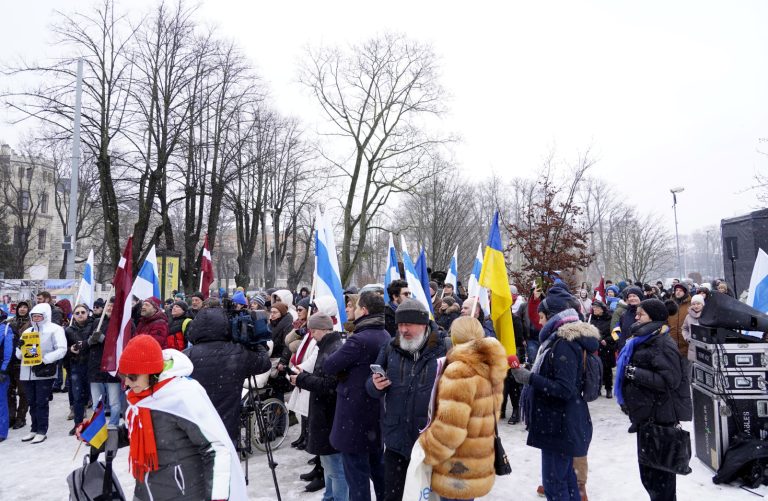 Антивоенная акция и концерт: в Риге собрались десятки человек поддержать Украину