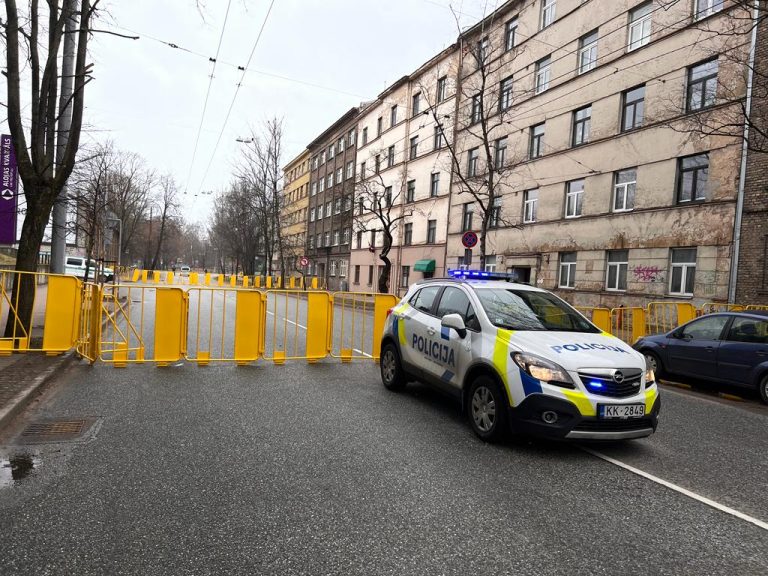 Сегодня вечером возобновится движение на улице Валдемара. Жителям возвращаться домой пока не разрешено