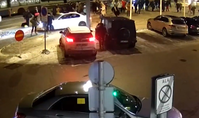 Водитель под наркотиками въехал в толпу на остановке в Таллинне