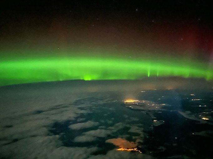 Счастливчики: пассажиры airBaltic смогли насладиться северным сиянием из иллюминатора