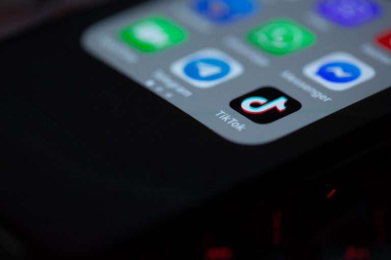 Белый дом приказал удалить TikTok из правительственных устройств — боятся слежки со стороны Китая