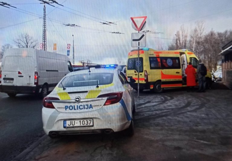 В Саркандаугаве две машины после столкновения вылетели на тротуаре