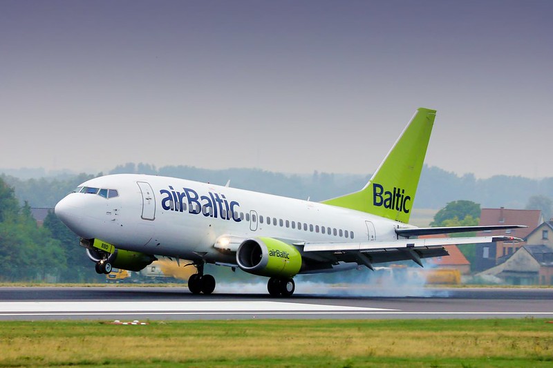 airBaltic ищет сотрудника; средняя зарплата 3200 евро в месяц