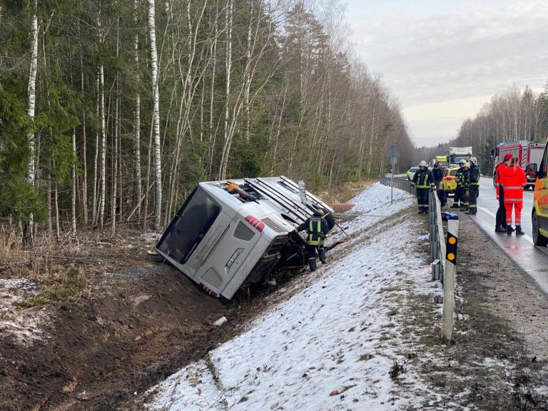 «Я ничего не понял, только видел, как упал автобус»: свидетель аварии автобуса в Добельском крае