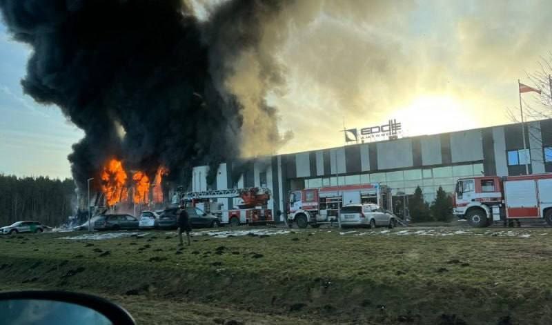 Спустя сутки ГПСС удалось ликвидировать пожар на заводе дронов в Марупе